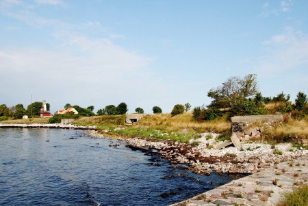 Smygehuks fyr med skyttevärn på strandkanten i Skåne.